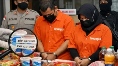 JELANG LEBARAN POLRESTABES SURABAYA MENANGKAP PASANGAN SUAMI ISTRI JUAL MAKANAN MINUMAN KEDALUWARSA