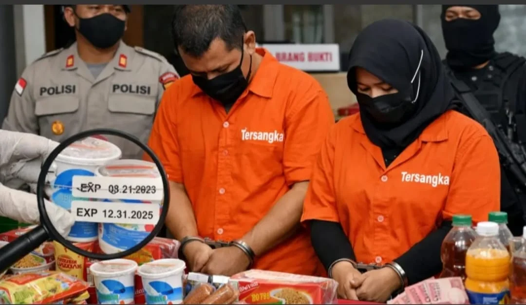 JELANG LEBARAN POLRESTABES SURABAYA MENANGKAP PASANGAN SUAMI ISTRI JUAL MAKANAN MINUMAN KEDALUWARSA