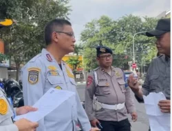 OPGAB PEMKOT SURABAYA BERSAMA TNIPOLRI TINDAK JUKIR YANG BELUM AKTIF SISTEM PARKIR DIGITAL
