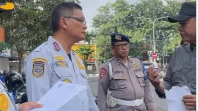 OPGAB PEMKOT SURABAYA BERSAMA TNIPOLRI TINDAK JUKIR YANG BELUM AKTIF SISTEM PARKIR DIGITAL
