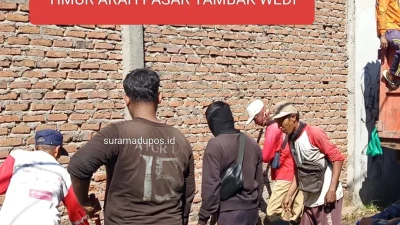 TIDAK INGIN TERULANG KEMBALI,LURAH BULAK BANTENG DAN CAMAT KENJERAN BERSAMA DLH BERSIHKAN SAMPAH DI JALAN BULAK BANTENG TIMUR ARAH PASAR TAMBAK WEDI
