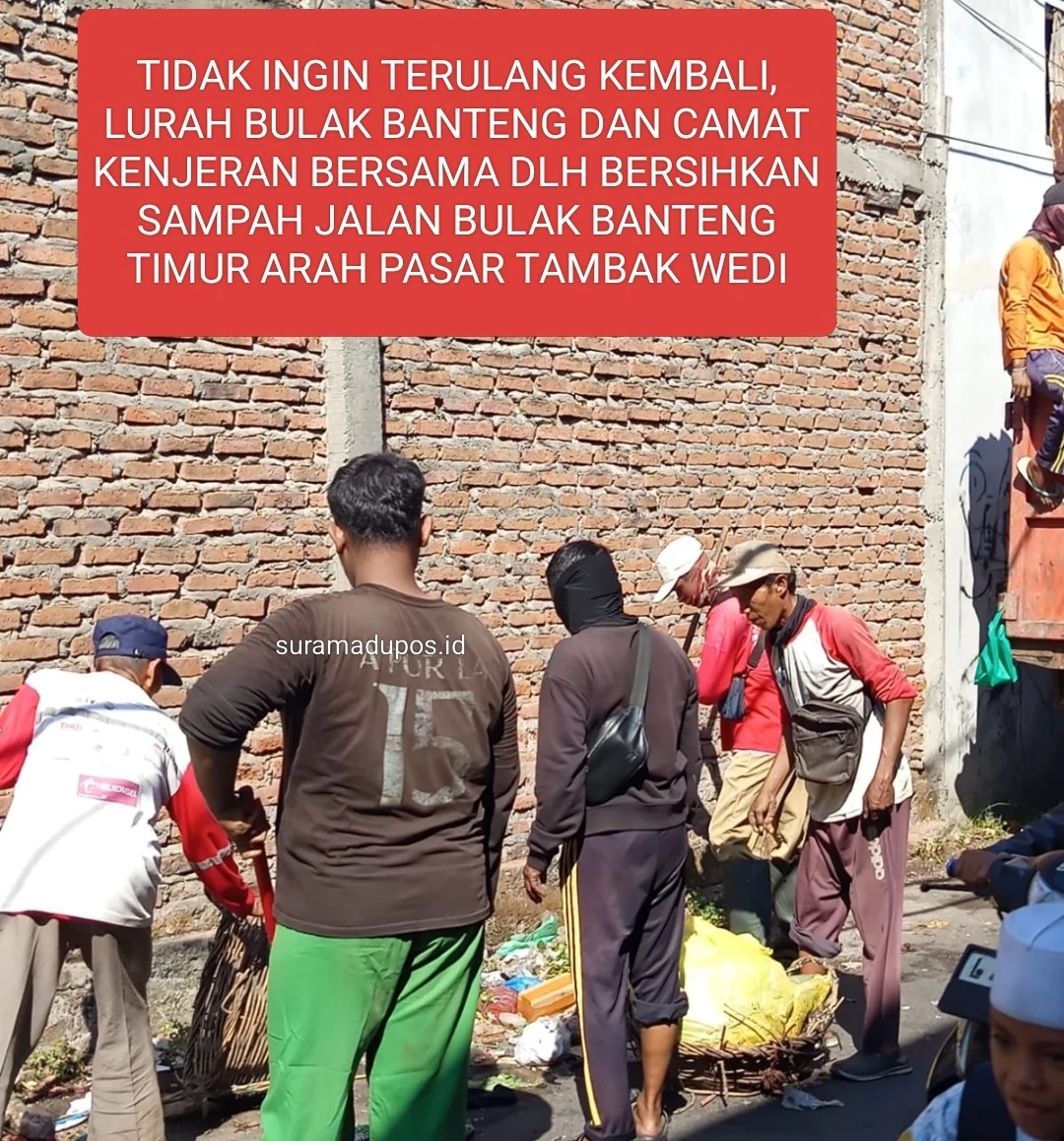 TIDAK INGIN TERULANG KEMBALI,LURAH BULAK BANTENG DAN CAMAT KENJERAN BERSAMA DLH BERSIHKAN SAMPAH DI JALAN BULAK BANTENG TIMUR ARAH PASAR TAMBAK WEDI