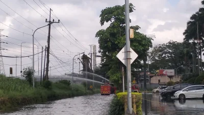 DIGUYUR HUJAN 17 TITIK SURABAYA BANJIR, 2 PMK DIPERBANTUKAN KURAS JALAN BASIS PENDIDIKAN