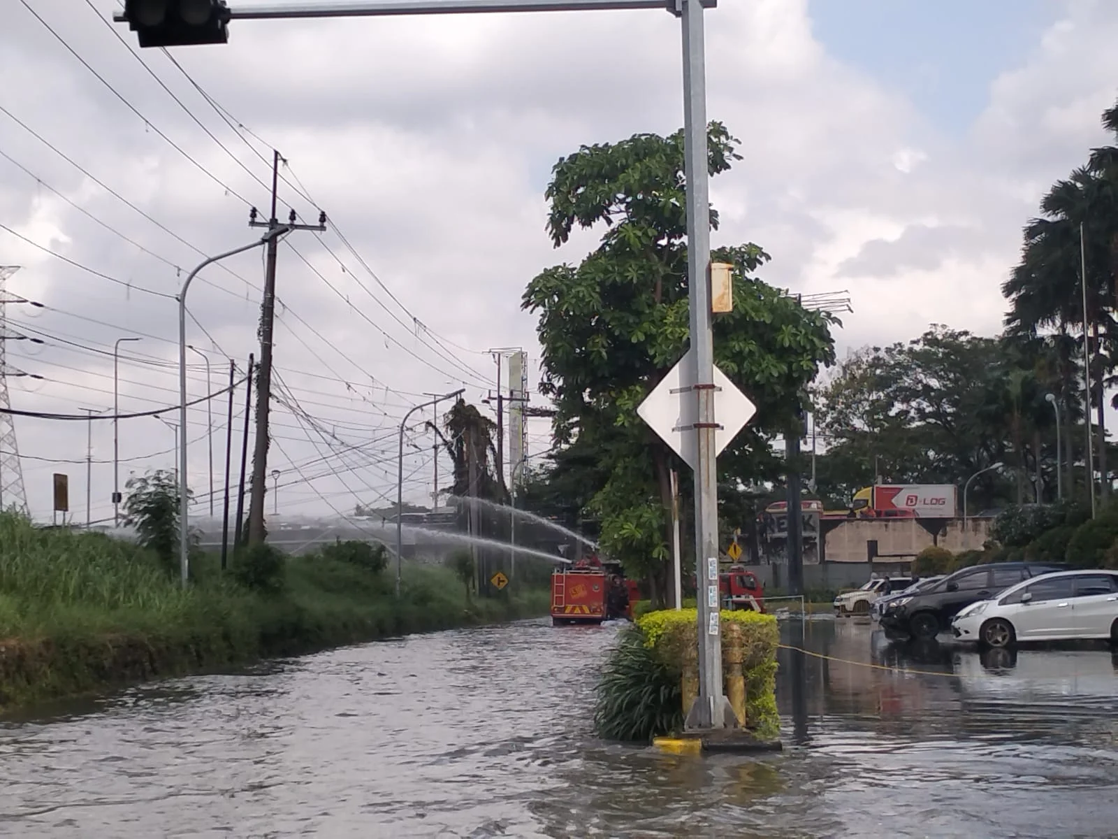 DIGUYUR HUJAN 17 TITIK SURABAYA BANJIR, 2 PMK DIPERBANTUKAN KURAS JALAN BASIS PENDIDIKAN
