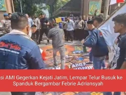 Aksi AMI Gegerkan Kejati Jatim, Lempar Telur Busuk ke Spanduk Bergambar Febrie Adriansyah