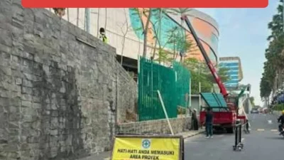 FENOMENA PAGAR TINGGI DI MAL MAL KOTA BESAR SUDAH DIBONGKAR, DI SURABAYA TETAP DIPASANG