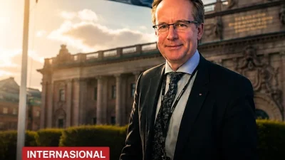 Di Swedia, jadi anggota parlemen tidak otomatis bikin hidup lebih mewah. Menteri dan anggota Riksdag tidak punya mobil dinas maupun sopir pribadi. Mereka naik kereta dan bus bareng warga biasa. Cuma Perdana Menteri yang punya hak kendaraan pengamanan secara tetap. Untuk perjalanan tugas, setiap anggota dapat kartu kereta tahunan dengan perjalanan tanpa batas. Kalau terpaksa pakai mobil sendiri, diganti SEK 38 per 10 km. Jadi yang diganti biayanya, bukan dikasih mobilnya. Perjalanan udara dalam negeri pun aturannya kelas ekonomi. Kalau mau pilih moda yang lebih mahal dari opsi termurah, harus bisa memberi alasan. Soal tempat tinggal, anggota yang jaraknya lebih dari 50 km dari gedung parlemen memang difasilitasi tempat menginap. Tapi bentuknya flat sederhana milik parlemen. Perabot standar, dapur seadanya, dan pembagiannya diatur per fraksi. Bukan rumah dinas, bukan uang tunai. Kalau stok flat tidak cukup, baru anggota boleh sewa sendiri dengan plafon penggantian SEK 9.000 per bulan. Yang punya unit sendiri hanya diganti iuran bulanannya, cicilan dan bunga KPR tidak ditanggung. Bahkan untuk urusan keluarga menginap ada aturannya. Pasangan dan anak boleh menginap, tapi anggota harus bayar per malam. Anak di bawah 18 tahun baru gratis. Teman dan kerabat lain hanya boleh mampir singkat, tidak boleh menginap sendirian di situ. Gajinya sendiri SEK 81.400 per bulan sebelum pajak, ditetapkan oleh lembaga independen, bukan oleh anggota parlemen sendiri. Dan yang menarik, di sana anggota parlemen tidak dianggap sebagai pegawai parlemen. Mereka dianggap menerima mandat dari pemilih, jadi istilah resminya bukan gaji, tapi imbalan atas penugasan. Yang absen tanpa alasan sah dalam jangka waktu tertentu bahkan bisa diwajibkan mengembalikan bayarannya. Sistem yang bikin jabatan wakil rakyat jadi tempat kerja, bukan tempat naik kelas. Di Swedia, jadi anggota parlemen tidak otomatis bikin hidup lebih mewah.